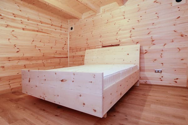 Wandverkleidung aus Zirbe und Zirbenbett vom Tischler